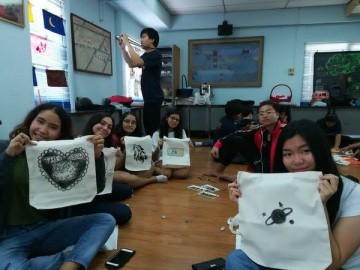 อาสาสมัครลงลายกระเป๋าผ้า เพื่อพัฒนาเด็กด้อยโอกาส  19 พ.ค. 62 Painting Bag Volunteer to Support Child Development Center in Thailand May, 19, 19